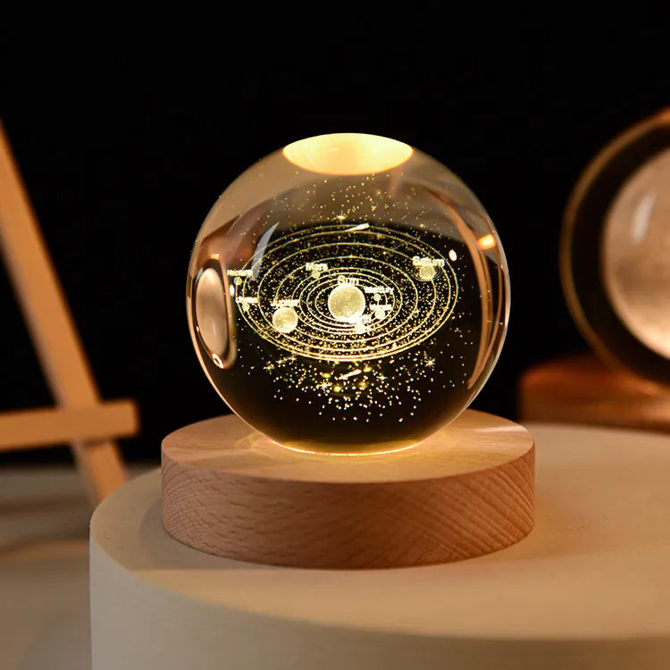 Bola de cristal de galaxia espacial con base de madera, sistema solar grabado en 3D